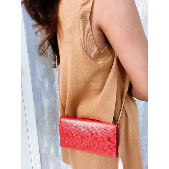 SALE! Louis Vuitton International Epi Wallet on chain ❤️ - Picture 2 of 16